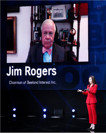 짐 로저스 로저스홀딩스 회장이 11일 ‘2020 외국인투자주간(IKW)’ 지역중점산업포럼에서 대담을 진행하고 있다. /사진제공=KOTRA