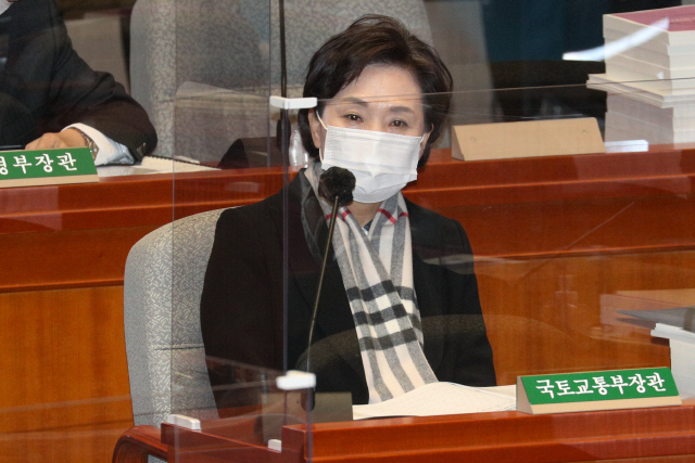 김현미 국토부 장관이 9일 오전 국회에서 열린 예산결산특별위원회 전체회의에서 의원들의 질의에 답하고 있다./국회사진기자단