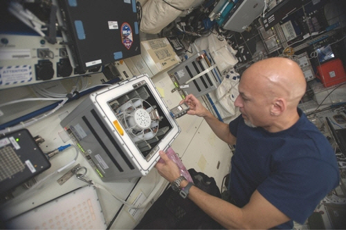 ISS에서 우주인이 원심분리기에 설치된 미생물 제련 반응로를 활용해 실험하고 있다. /ESA
