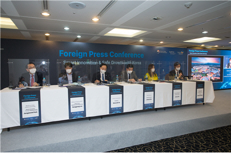 지난달 20일 한국프레스센터에서 열린 2020년 외국인투자주간 주한외신 및 해외언론 간담회에서 참석자들이 발언하고 있다./사진제공=KOTRA