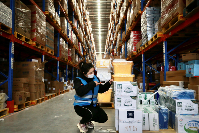 중국 선양의 한 물류창고에서 직원이 광군제 온라인쇼핑객에게 배송할 상품 바코드를 스캔하고 있다. /AFP연합뉴스