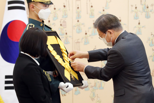 文대통령 '수많은 전태일과 함께 나아갈 것...노동존중 사회 반드시 도달'