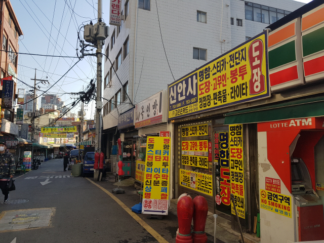 서울 인장의 거리 골목에서 도장 가게들이 영업을 하고 있다. 코로나19 여파로 도장 수요도 급감하면서 업체들이 어려움을 호소하고 있다./방진혁기자