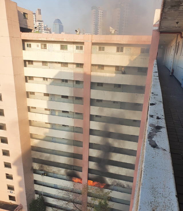 서울 서초구의 한 아파트에서 화재가 발생해 주민들이 대피하고 있다./사진=독자제공