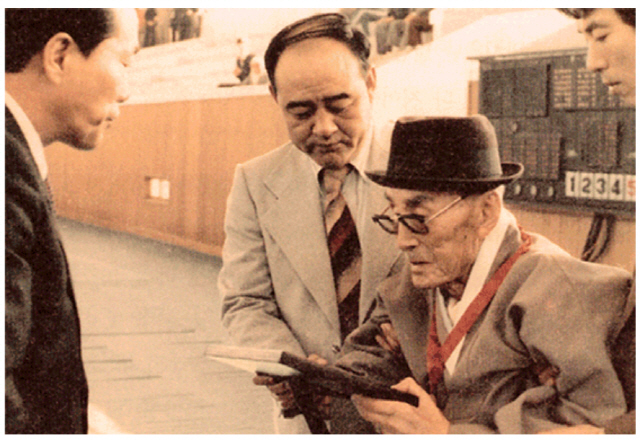 고 이종하 선생(오른쪽)이 지난 1977년 11월 울산 종하체육관 준공식에서 아들인 이주용(가운데) KCC정보통신 회장의 부축을 받으며 박재환 당시 울산시장으로부터 감사패를 받고 있다./사진=종하장학회