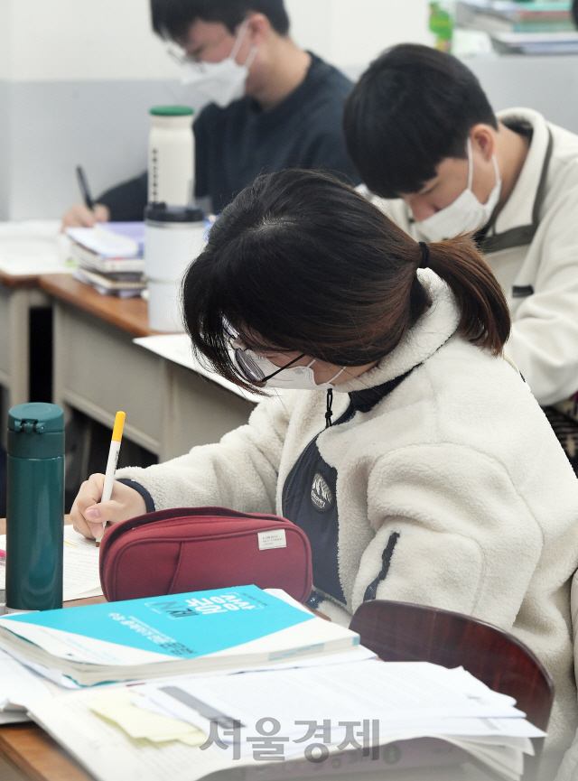 '2021학년도 대학수학능력시험'을 20일 앞둔 13일 서울 성북구 성북종로학원에서 수험생들이 막바지 준비에 전념하고 있다. 정세균 국무총리는 이날 코로나19 중앙재난안전대책본부 회의에서 