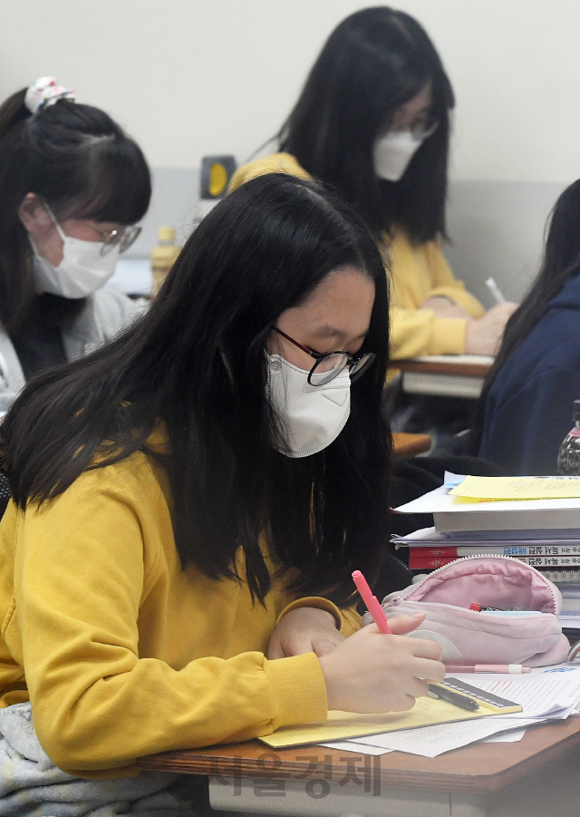 '2021학년도 대학수학능력시험'을 20일 앞둔 13일 서울 성북구 성북종로학원에서 수험생들이 막바지 준비에 전념하고 있다. 정세균 국무총리는 이날 코로나19 중앙재난안전대책본부 회의에서 