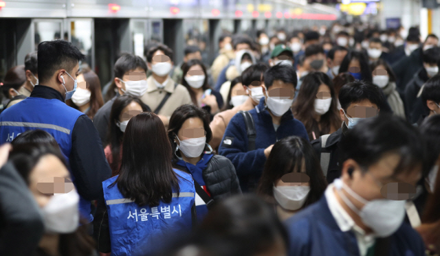 서울시 당국자 등으로 구성된 합동단속반원들이 마스크 착용 의무화 시행 첫날인 13일 광화문역에서 마스크 미착용 단속을 하고 있다. 미착용으로 적발되면 10만원 이하의 과태료가 부과된다.      /오승현기자