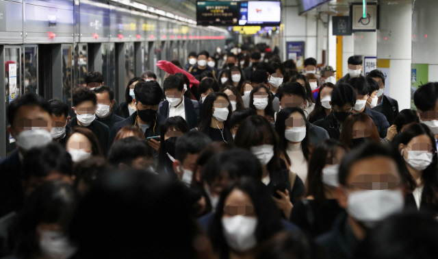13일 오전 마스크를 쓴 시민들이 서울 종로구 광화문역을 빠져나오고 있다. 개정된 감염병예방법에 따라 이날 0시부터 마스크 착용 의무화 시설이나 장소에서 마스크 미착용 적발시 10만원 이하의 과태료가 부과된다./오승현기자
