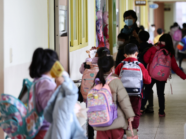 초등 돌봄 전담사들이 파업한 지난 6일 서울의 한 초등학교에서 학생들이 돌봄교실로 이동하고 있다. /연합뉴스