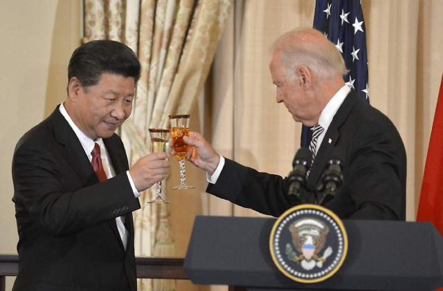 지난 2015년 시진핑(왼쪽) 중국 국가주석의 미국 방문 당시 조 바이든 당시 부통령이 워싱턴DC에서 열린 오찬 행사에서 건배를 제의하고 있다./미국무부 제공