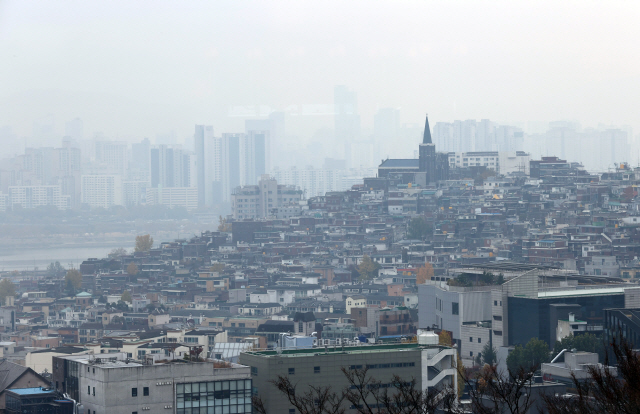 수도권 초미세먼지 농도가 ‘나쁨’을 보인 13일 오전 용산구 그랜드 하얏트 서울에서 바라본 서울 시내가 뿌옇다./연합뉴스