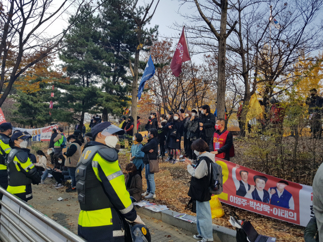 14일 여의도에서 진행된 민주노총 전국노동자대회 집회장 펜스 밖에서 ‘본대회 미참가자’들이 구호를 외치고 있다./방진혁 기자