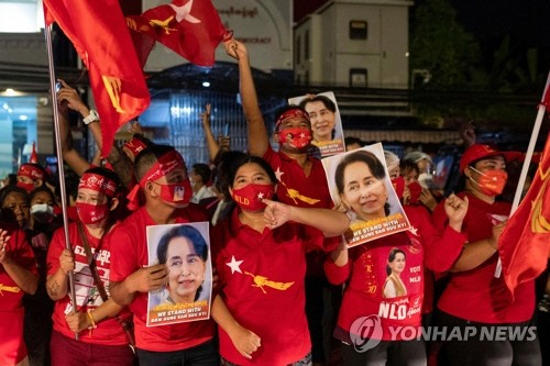 미얀마 실권자 수치 NLD 지지자들./로이터연합뉴스