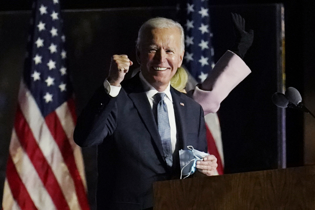 조 바이든 미국 대통령 당선인이 지난 4일(현지시간) 델라웨어주 윌밍턴에서 지지자들에게 화답하며 승리를 자신하고 있다. /AP연합뉴스