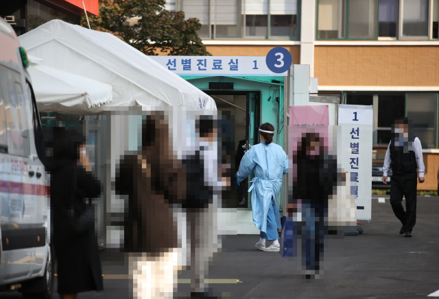 지난달 12일 오전 서울 중구 국립중앙의료원 코로나19 선별진료소 앞에서 시민들이 대기하고 있다./연합뉴스