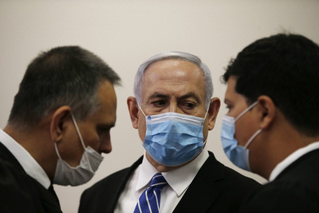 베냐민 네타냐후(가운데) 이스라엘 총리가 지난 5월 예루살렘 법원에서 변호사들과 대화하고 있다./예루살렘=UPI연합뉴스