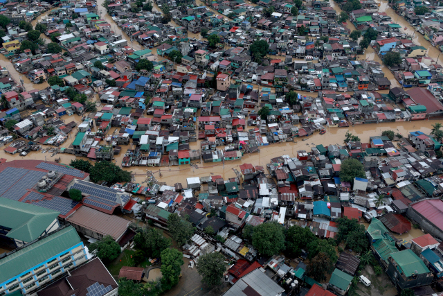 12일(현지시간) 홍수로 물에 잠긴 필리핀 수도 마닐라를 공중에서 촬영한 장면. 태풍 ‘밤꼬’는 마닐라에 지난 수년 만의 기록적인 폭우를 뿌렸다. /연합뉴스