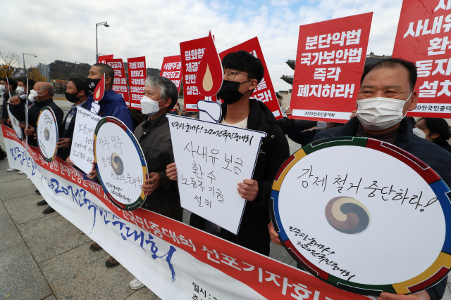 지난 9일 오후 서울 광화문광장에서 민주노총·전농·전여농 등 민중 진보단체 관계자들이 민중생존권 보장과 사회불평등 해소, 한반도 평화실현, 문재인 정부를 규탄하는 ‘2020 전국민중대회’ 선포 기자회견을 하고 있다. 민중대회는 14일 전국 13개 지역에서 동시다발 분산집회로 개최된다. /연합뉴스