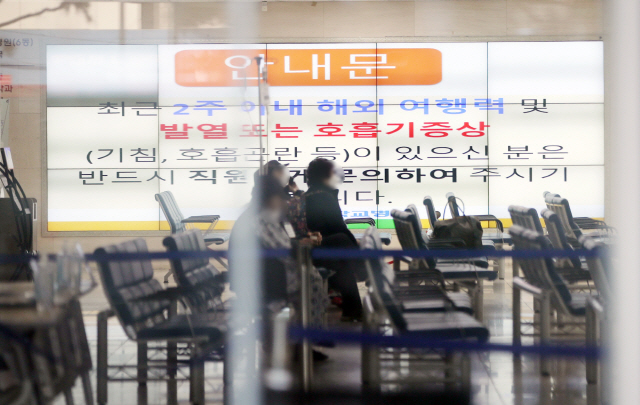 14일 오전 광주 동구 전남대병원 본관 로비가 한산한 모습을 보이고 있다. 전날 밤 전남대병원 전공의가 코로나19 확진 판정을 받으면서 일부 시설 출입이 통제되고 동료 의료진과 환자 등이 진단 검사를 받고 있다. /연합뉴스