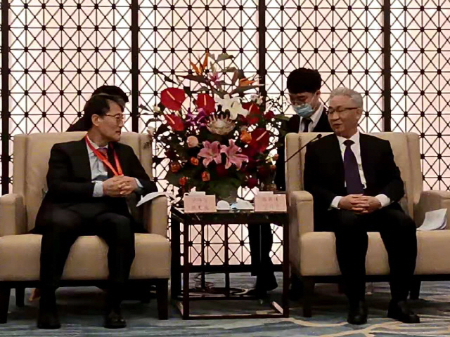13일 중국 선양에서 장하성(왼쪽) 주중 대사가 천추파 랴오닝성 공산당 서기와 면담하고 있다. /주중 한국대사관 제공