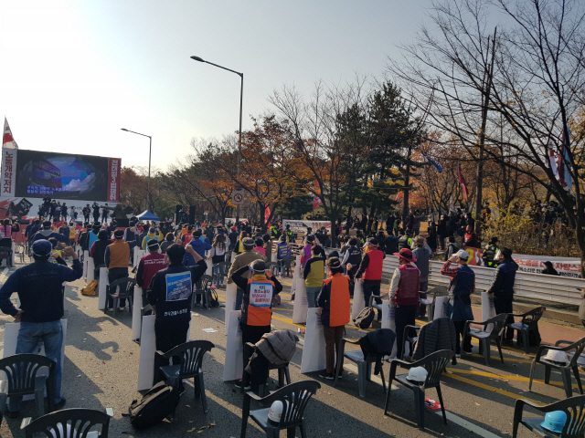 14일 서울 여의도공원에서 열린 민주노총 집회 본대집회 참가자들이 펜스 안팎에서 구호를 외치고 있다./방진혁 기자