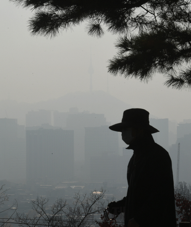 수도권을 비롯한 전국 곳곳의 초미세먼지 농도가 '나쁨'을 보인 15일 서울 인왕산에서 바라본 도심이 희뿌연 안개에 갇혀있다./오승현기자 2020.11.15