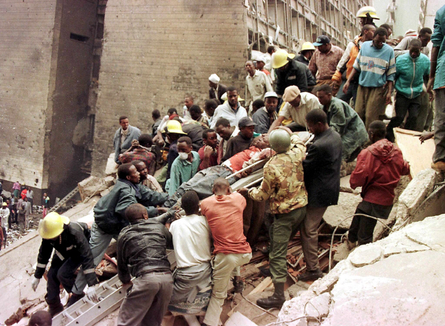1998년 8월 7일(현지시간) 케냐 나이로비의 미국 대사관을 겨냥한 폭발 테러 사건이 발생하자 사람들이 시신을 옮기고 있다./EPA연합뉴스