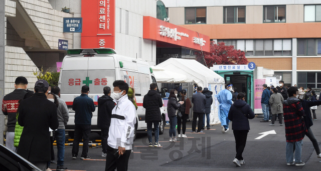 코로나19 신규 확진자가 이틀 연속 200명을 넘어선 15일 오전 서울 중구 국립중앙의료원 선별진료소에서 시민들이 코로나19 검사를 받기 위해 길게 줄지어 차례를 기다리고 있다./오승현기자 2020.11.15