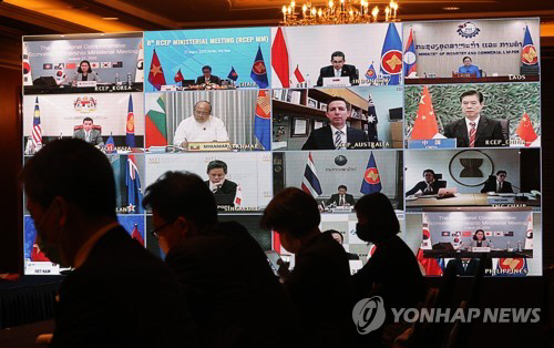 유명희 산업통상자원부 통상교섭본부장이 지난 8월 27일 오전 서울 중구 롯데호텔에서 열린 제8차 역내포괄적경제동반자협정(RCEP) 장관회의에 참석해 발언하는 모습이 화면에 나오고 있다. /연합뉴스