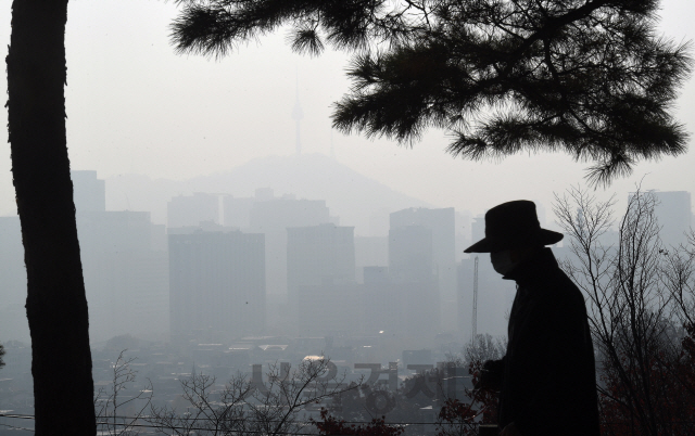 수도권을 비롯한 전국 곳곳의 초미세먼지 농도가 '나쁨'을 보인 15일 서울 인왕산에서 바라본 도심이 희뿌연 안개에 갇혀있다./오승현기자 2020.11.15