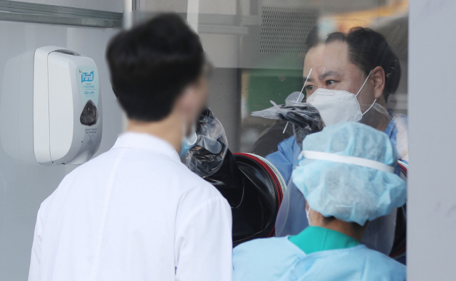 14일 오전 광주 동구 전남대병원 선별진료소에서 의료진이 신종 코로나바이러스 감염증(코로나19) 검사를 받고 있다. /광주=연합뉴스