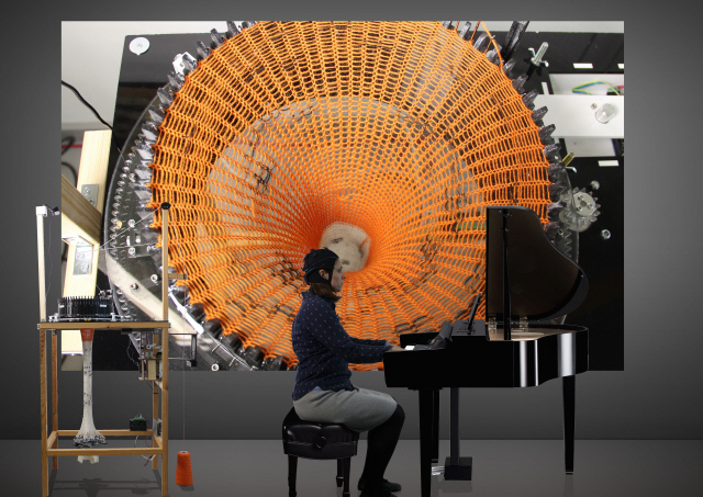 아트센터나비와 주한독일문화원이 공동기획한 ‘뉴로-니팅 베토벤’은 베토벤 음악이 뇌파에 미친 영향을 뜨개질 기계의 직조물로 시각화 한 예술과 기술의 협력작품이다. /사진제공=아트센터나비