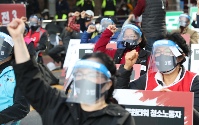 지난 14일 오후 서울 영등포구 여의도공원 앞에서 전국노동자대회가 열리고 있다.  /연합뉴스