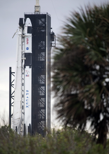 미국 플로리다주 케이프커내버럴 케네디우주센터의 발사대에 스페이스X의 팰컨9 로켓과 유인우주선이 서 있다. /AP연합뉴스