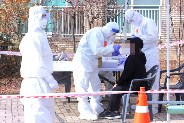 인제군 보건당국이 북면의 한 아파트 주차장에 선별진료소를 설치, 주민을 대상으로 검사를 하고 있다. /연합뉴스