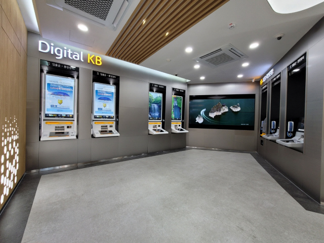 KB국민은행이 서울 돈암동지점에 디지털 요소를 강화한 새로운 형태의 자동화 코너 ‘디지털셀프점 플러스’를 오픈했다. /사진제공=KB국민은행