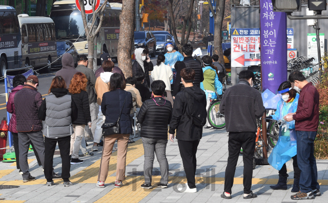 수도권을 중심으로 코로나19가 재확산 중인 16일 오전 서울 중랑구보건소 코로나19 선별진료소가 검사를 받으려는 시민들로 붐비고 있다. 방역당국은 확산세가 가파른 수도권과 강원에 '예비경보'를 내리고, 사회적 거리두기 1.5단계 격상을 비롯해 다각도로 대책을 고심 중인 것으로 알려졌다./오승현기자 2020.11.16