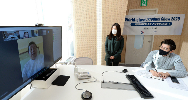 13일 서울 염곡동 KOTRA 1층 사이버무역상담실에서 열린 ‘세계일류상품쇼 2020’에서 우리 참가기업이 해외바이어와 온라인 거래상담을 하고 있다. /사진제공=KOTRA