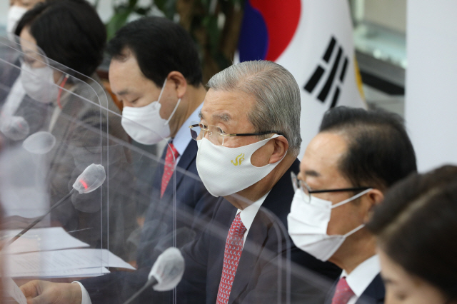 김종인(가운데) 국민의힘 비상대책위원장이 16일 서울 여의도 국회에서 열린 비대위 회의에서 발언하고 있다. /연합뉴스