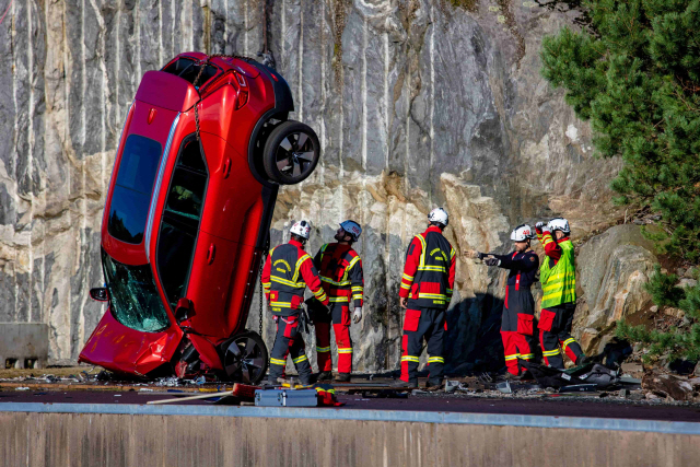 볼보자동차가 스웨덴 현지에서 교통사고 메뉴얼을 마련하기 위해 신차 10대를 30m 높이에서 떨어뜨리는 테스트를 진행하고 있다./사진제공=볼보자동차