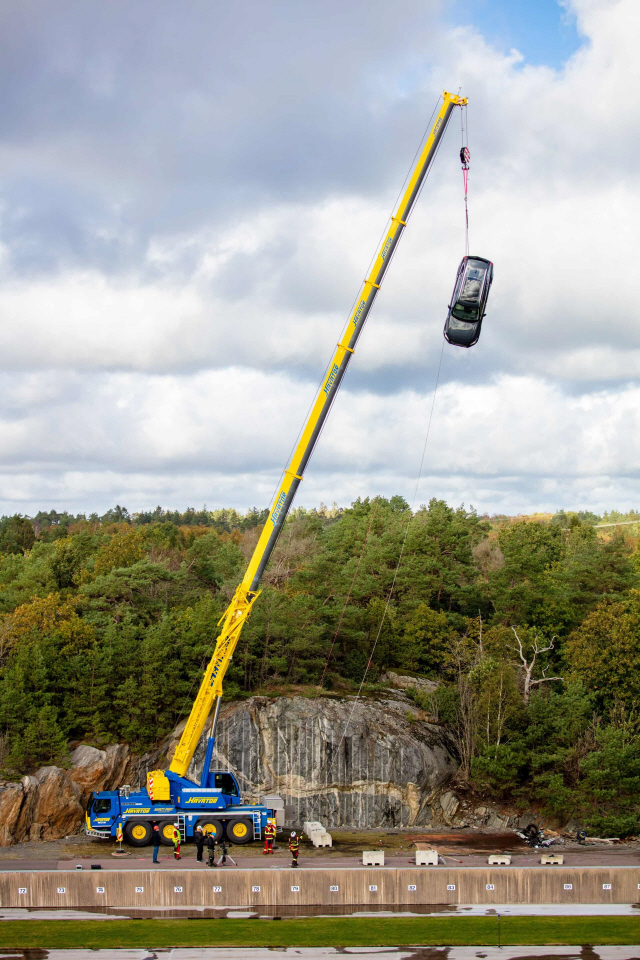 볼보자동차가 스웨덴 현지에서 교통사고 메뉴얼을 마련하기 위해 신차 10대를 30m 높이에서 떨어뜨리는 테스트를 진행하고 있다./사진제공=볼보자동차