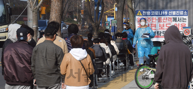 수도권을 중심으로 코로나19가 재확산 중인 16일 오전 서울 중랑구보건소 코로나19 선별진료소가 검사를 받으려는 시민들로 붐비고 있다. 방역당국은 확산세가 가파른 수도권과 강원에 '예비경보'를 내리고, 사회적 거리두기 1.5단계 격상을 비롯해 다각도로 대책을 고심 중인 것으로 알려졌다./오승현기자 2020.11.16