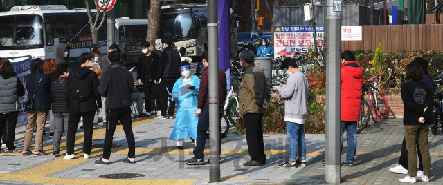 수도권을 중심으로 코로나19가 재확산 중인 16일 오전 서울 중랑구보건소 코로나19 선별진료소가 검사를 받으려는 시민들로 붐비고 있다. 방역당국은 확산세가 가파른 수도권과 강원에 '예비경보'를 내리고, 사회적 거리두기 1.5단계 격상을 비롯해 다각도로 대책을 고심 중인 것으로 알려졌다./오승현기자 2020.11.16