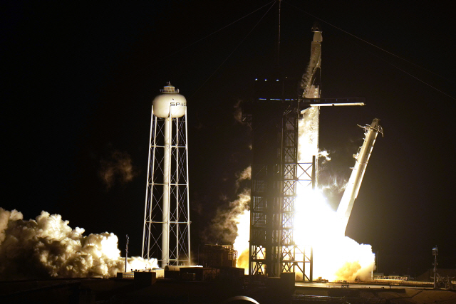 15일 오후7시27분(현지시각) 미국 우주탐사 기업 스페이스X의 유인우주선 ‘리질리언스’를 실은 로켓 팰컨9이 플로리다주 케네디우주센터에서 발사되고 있다./AP연합뉴스