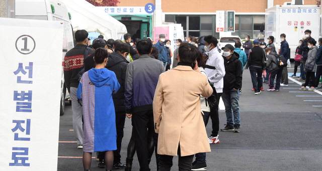 지난 15일 오전 서울 중구 국립중앙의료원 선별진료소에서 시민들이 코로나19 검사를 받기 위해 길게 줄지어 차례를 기다리고 있다./오승현기자