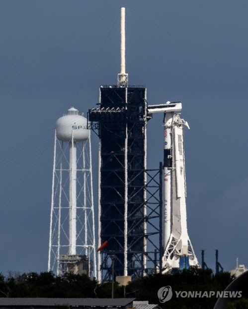 미국 민간 우주탐사 기업 스페이스X의 유인 캡슐 ‘크루 드래건’을 탑재한 팰컨9 로켓이 15일(현지시간) 플로리다주 케이프커내버럴에 있는 미항공우주국(NASA) 케네디우주센터의 발사대에서 카운트다운을 기다리고 있다. 이번 우주선 발사가 성공하면 미국은 2011년 우주 왕복선 퇴역 이후 처음으로 민간 주도로 우주 비행사를 국제우주정거장(ISS)으로 보냈다가 지구로 다시 데려오는 시대를 본격적으로 열게 된다./연합뉴스