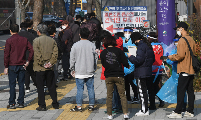 수도권을 중심으로 코로나19가 재확산 중인 16일 오전 서울 중랑구보건소 코로나19 선별진료소가 검사를 받으려는 시민들로 붐비고 있다. 방역당국은 확산세가 가파른 수도권과 강원에 '예비경보'를 내리고, 사회적 거리두기 1.5단계 격상을 비롯해 다각도로 대책을 고심 중인 것으로 알려졌다./오승현기자 2020.11.16