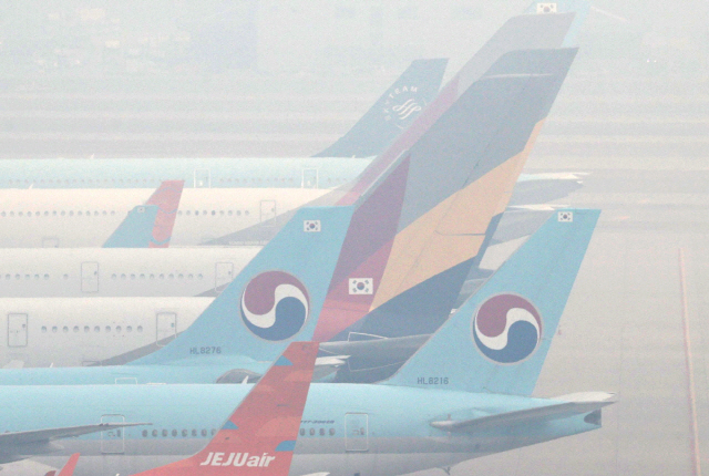 인천국제공항 주기장에 서있는 대한항공과 아시아나항공 항공기. /사진제공=연합뉴스