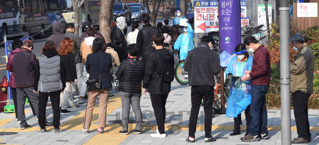 수도권을 중심으로 코로나19가 재확산 중인 16일 오전 서울 중랑구보건소 코로나19 선별진료소가 검사를 받으려는 시민들로 붐비고 있다. 방역당국은 확산세가 가파른 수도권과 강원에 '예비경보'를 내리고, 사회적 거리두기 1.5단계 격상을 비롯해 다각도로 대책을 고심 중인 것으로 알려졌다./오승현기자 2020.11.16